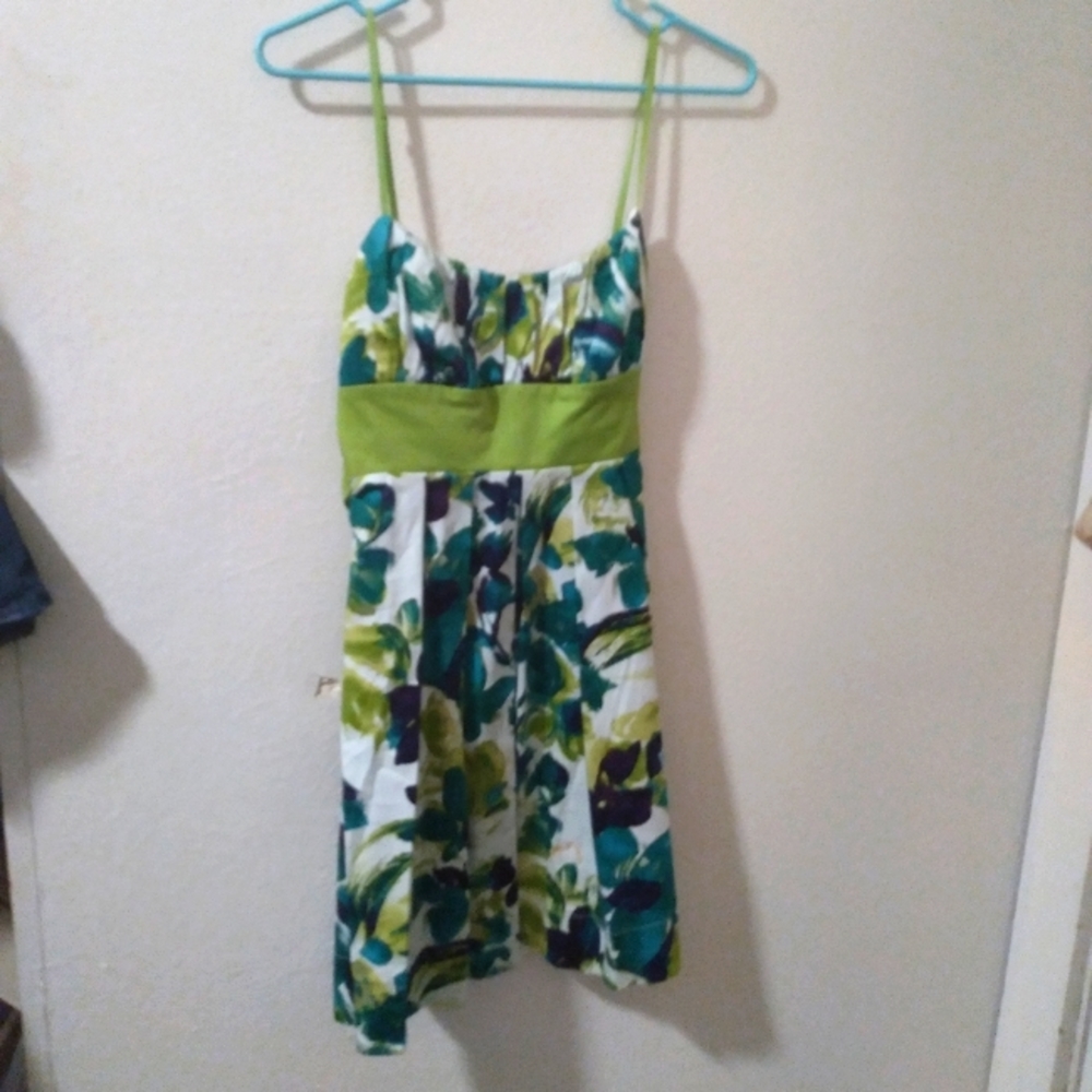 Size 6 brand Trixie white with blue and green flor